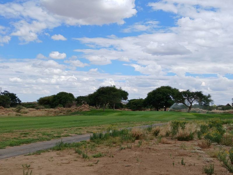 Perfectly positioned on Hole 1, for golf enthusiasts. - Photo 4