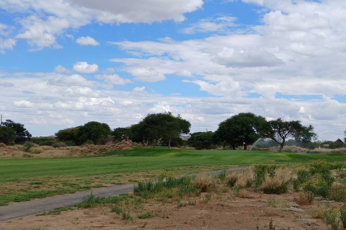 Perfectly positioned on Hole 1, for golf enthusiasts. - Photo 4