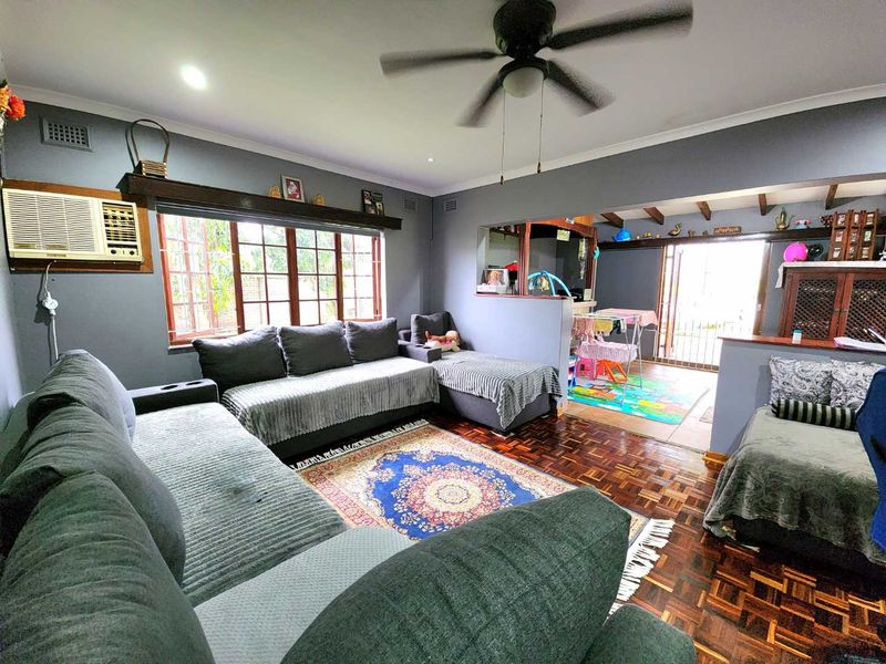 BEAUTIFUL FAMILY HOME WITH COTTAGE – PADFIELD PARK - Photo 6