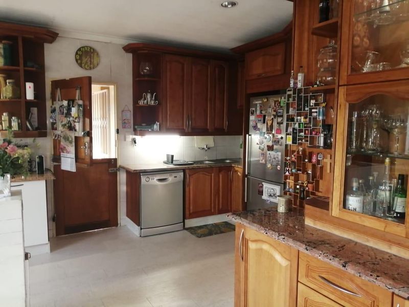 Stunning 4-Bedroom Family Home with Exceptional Entertainment Facilities - Photo 9