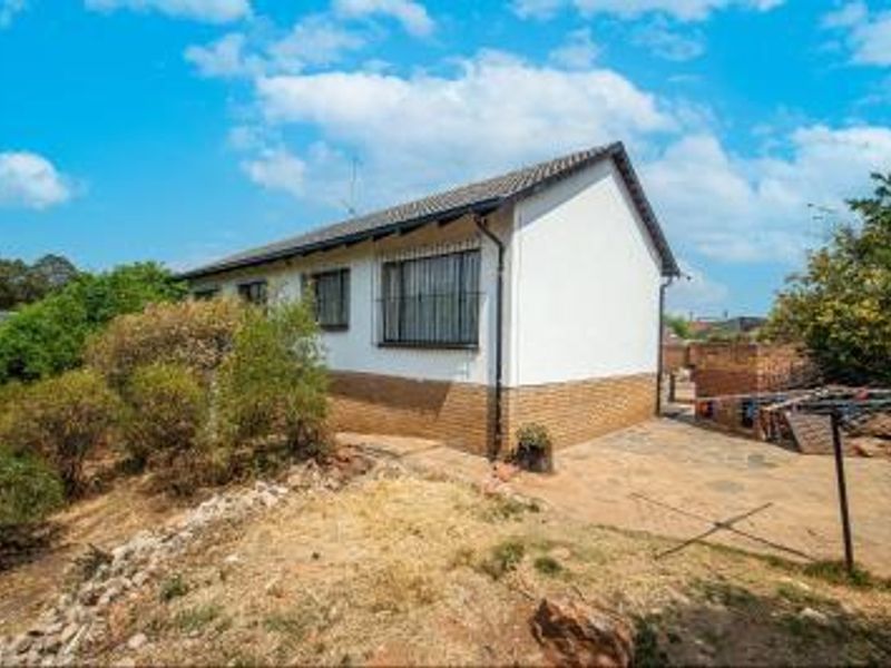 Lovely 3 Bedroom Family Home for Sale - Photo 3