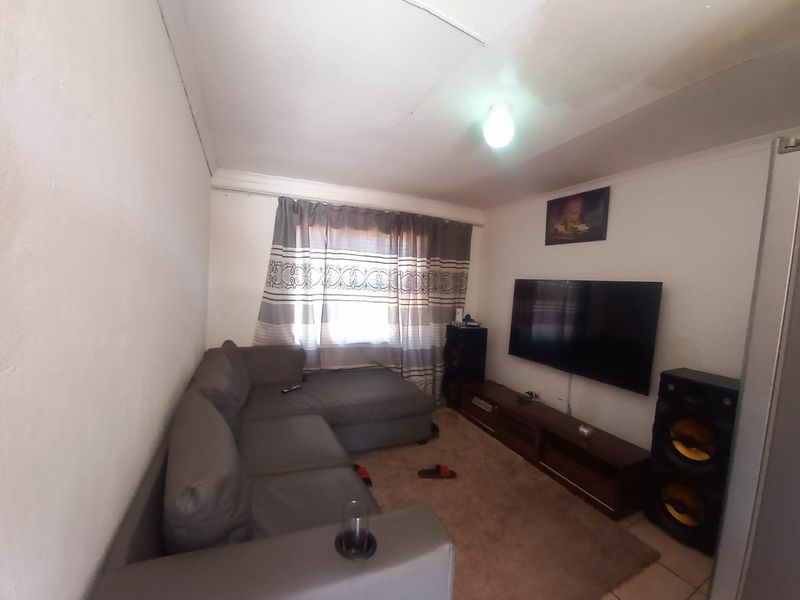 A 2 BEDROOM APARTMENT - Photo 3