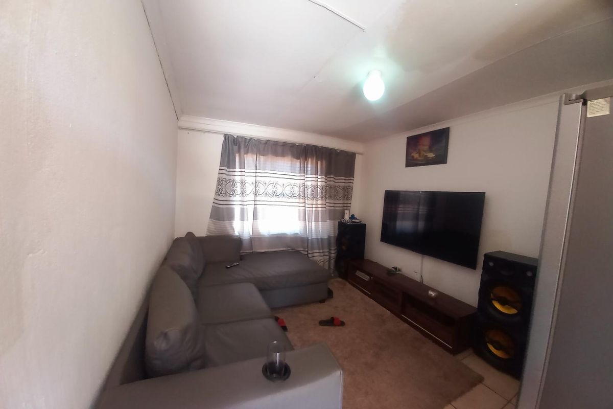 A 2 BEDROOM APARTMENT - Photo 3