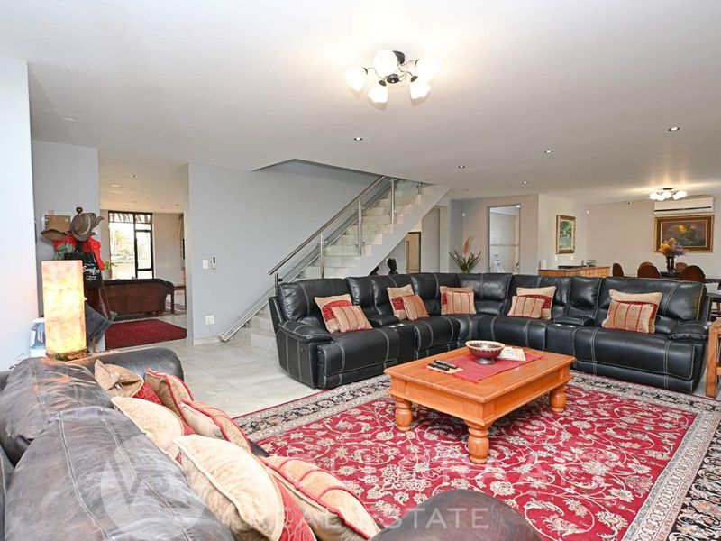 Coastal Luxury Living: Two homes and a flat on one erf - Photo 7