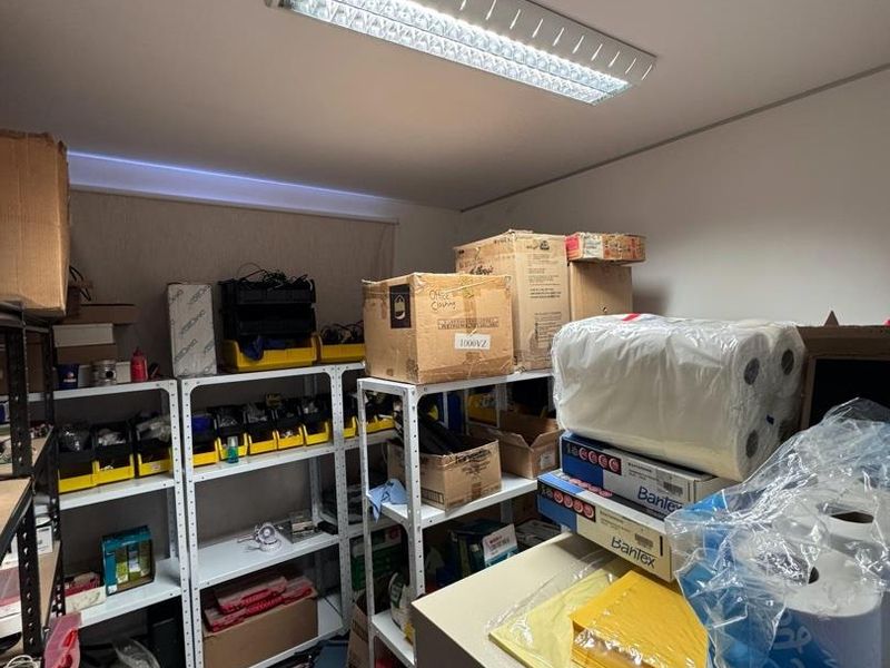 A well-maintained industrial property offering practical workspace and a professional setting - Photo 4