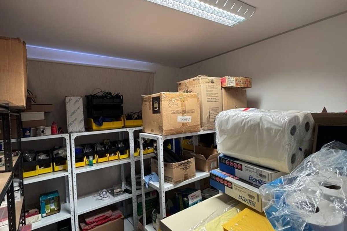 A well-maintained industrial property offering practical workspace and a professional setting - Photo 4