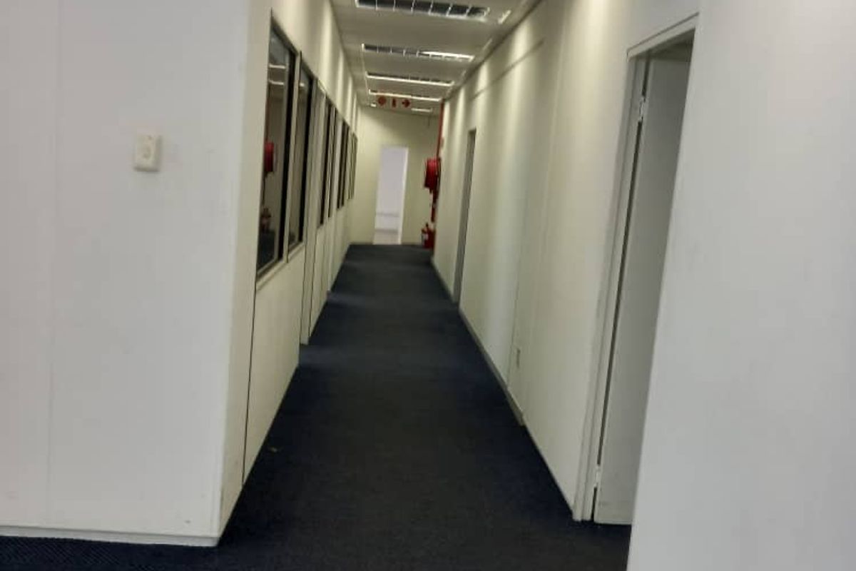 OFFICE TO LET - Photo 3