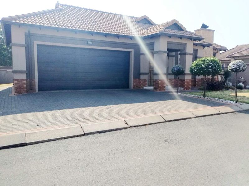 STUNNING 3 BEDROOM HOUSE FOR SALE IN SUNAIR PARK - Photo 3