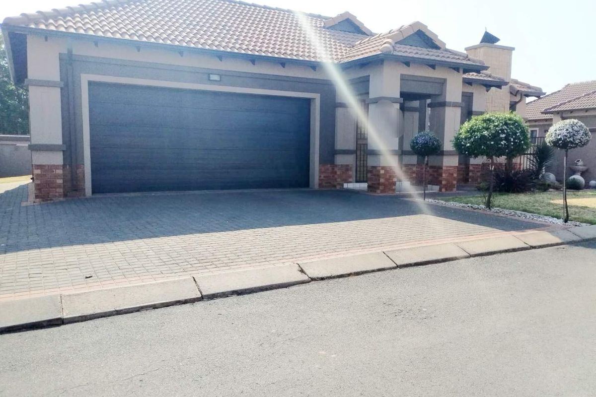 STUNNING 3 BEDROOM HOUSE FOR SALE IN SUNAIR PARK - Photo 3