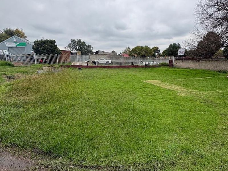 Solid 3-Bedroom Home on a Large Stand – Exceptional Opportunity- Business rights - Photo 2