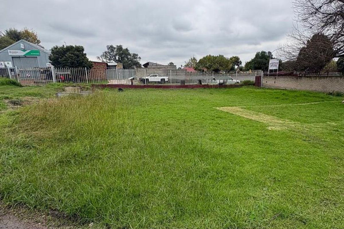 Solid 3-Bedroom Home on a Large Stand – Exceptional Opportunity- Business rights - Photo 2