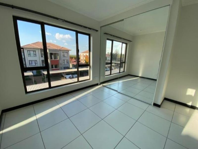 Investor's Dream: Modern Flat with Tenant in Place - Photo 4