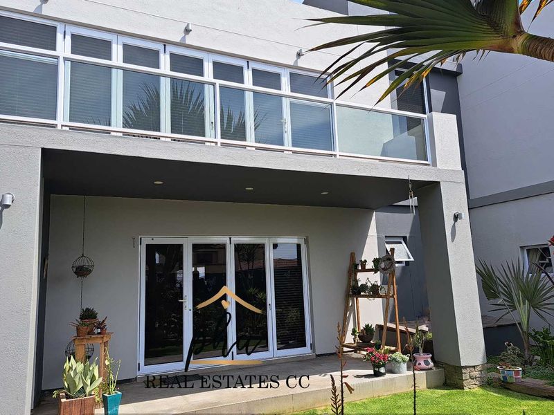 Exceptional 4 bedroom Family home with  beautiful 2 bedr flat in prime Lagoon Area, Walvis Bay - Photo 2
