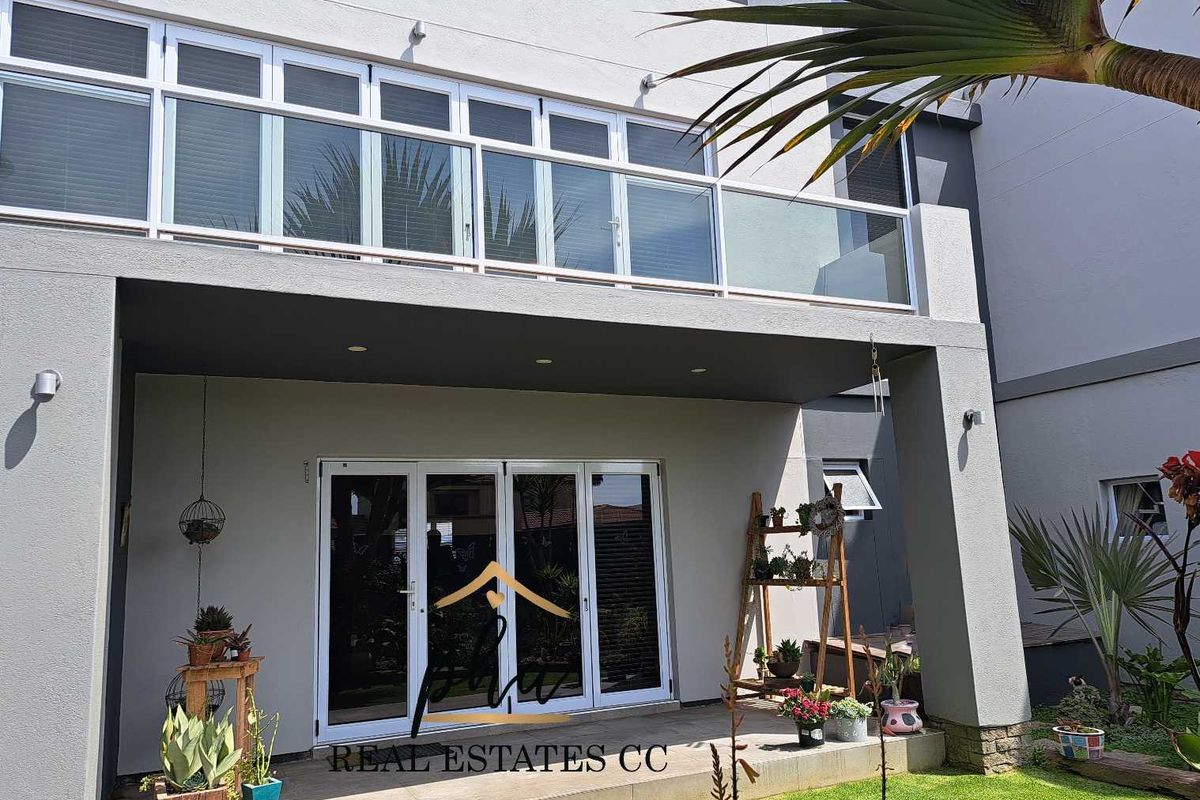 Exceptional 4 bedroom Family home with  beautiful 2 bedr flat in prime Lagoon Area, Walvis Bay - Photo 2