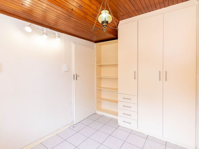 Stand Alone 3 Bed Duplex Townhouse in Bryanston with private garden and domestic quarters - Photo 8