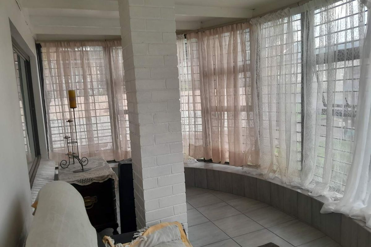 Neat and Spacious Modern Family Home - Photo 3