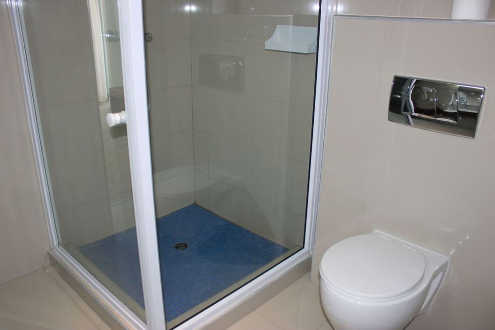 bathroom 1 bathroom .