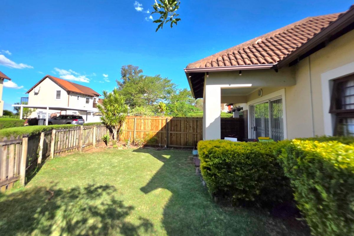 2 Bedroom, 2 Bathroom Simplex FOR SALE in Aintree Lane! - Photo 3
