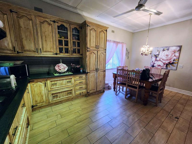 Dual Living at its Finest: Spacious 4-Bedroom Home with a Fully Self-Contained Flat - Photo 4