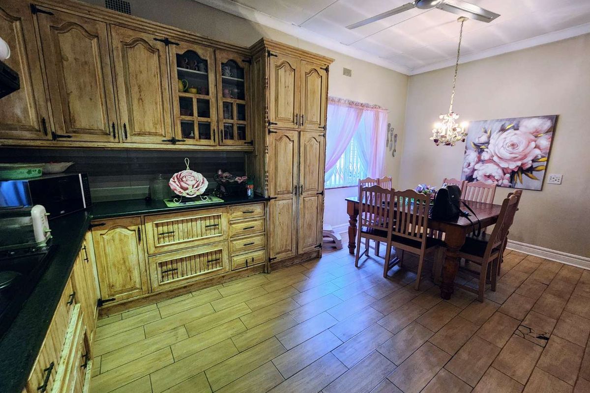 Dual Living at its Finest: Spacious 4-Bedroom Home with a Fully Self-Contained Flat - Photo 4