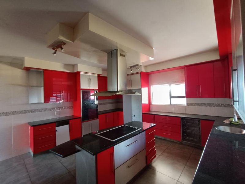 HEUWELSIG ESTATE = URGENT SALE!  5 BEDROOM HOUSE - Photo 4