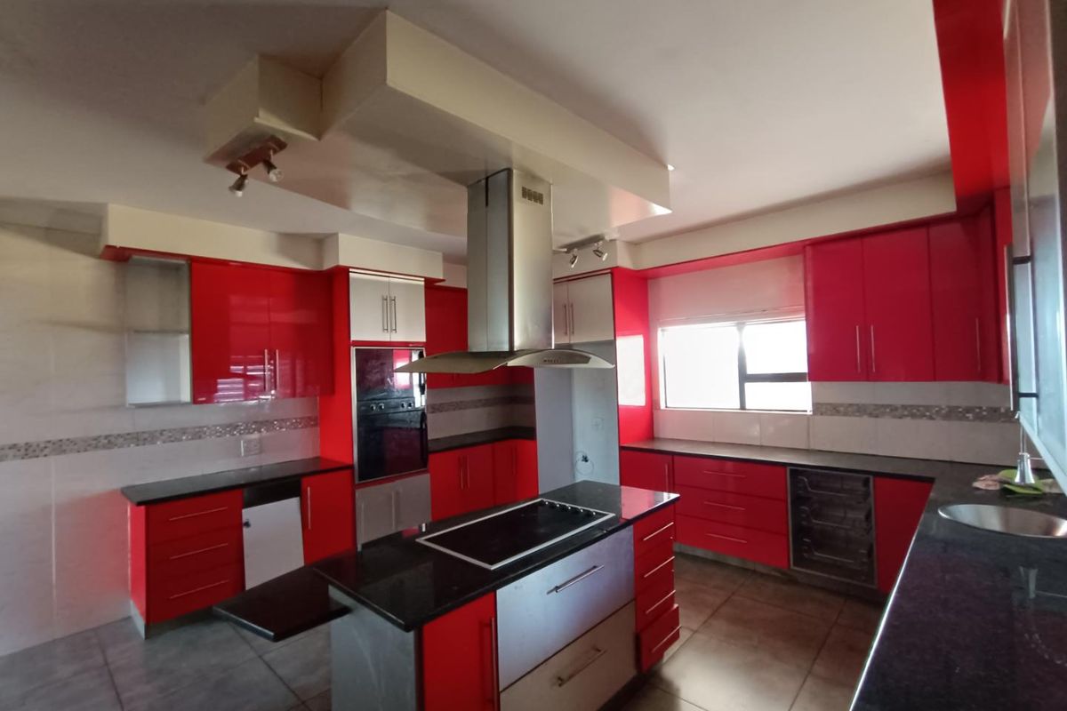 HEUWELSIG ESTATE = URGENT SALE!  5 BEDROOM HOUSE - Photo 4