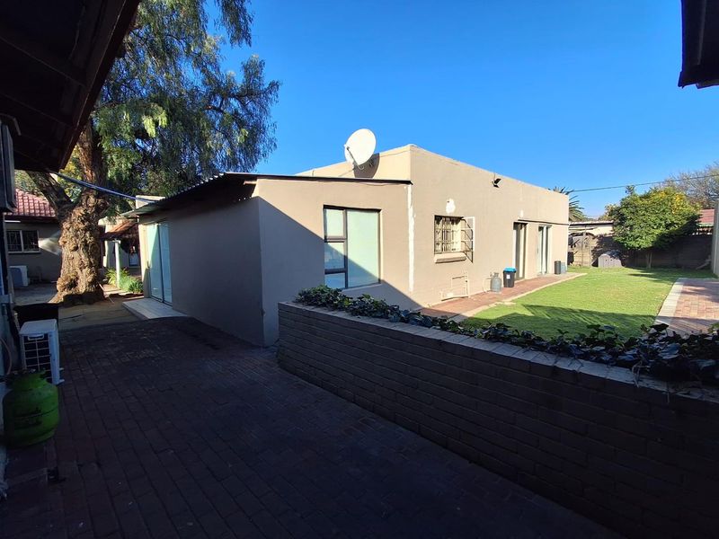 Profitable Business Opportunity: Guest House for Sale with Long Term Contracts - Photo 7