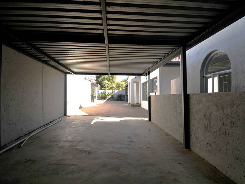 4 Bedroom House for Sale in Garsfontein - Photo 4