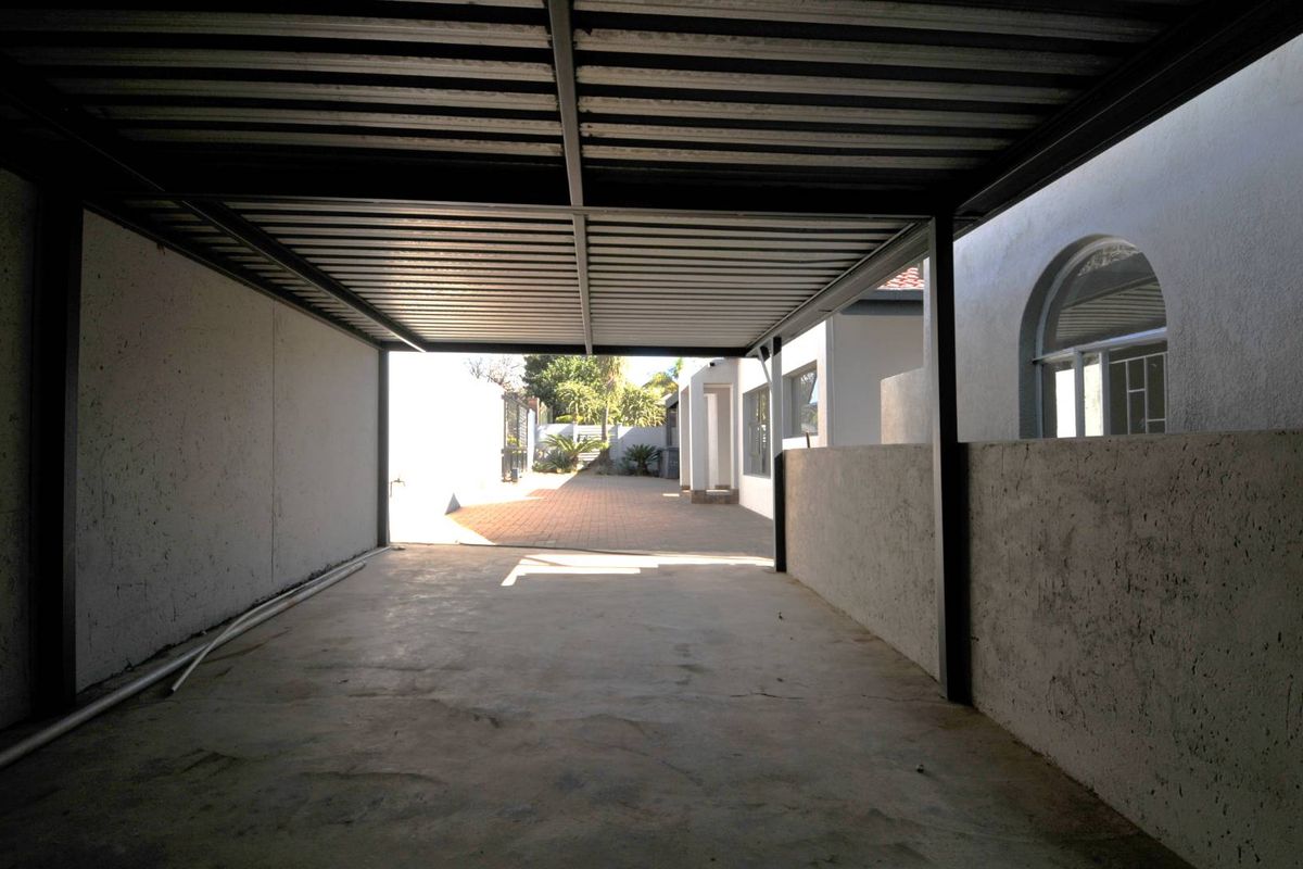 4 Bedroom House for Sale in Garsfontein - Photo 4