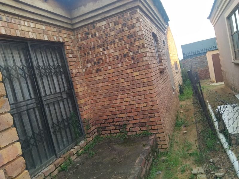 Big beautiful house in Soshanguve south - Photo 10