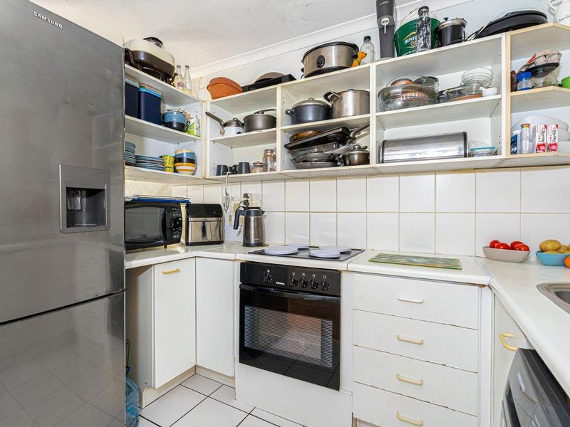 Beautiful 3 bedroom Duplex Apartment in Diep River R2 495 000.00 - Photo 6