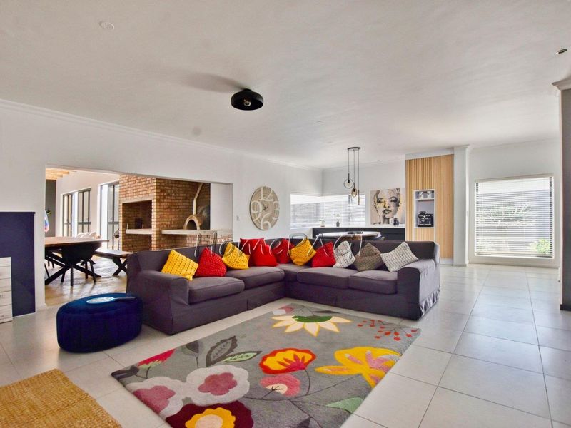 Fairway Estates, Walvis Bay:  5 Bedr Double Storey Contemporary Home is for Sale - Photo 5