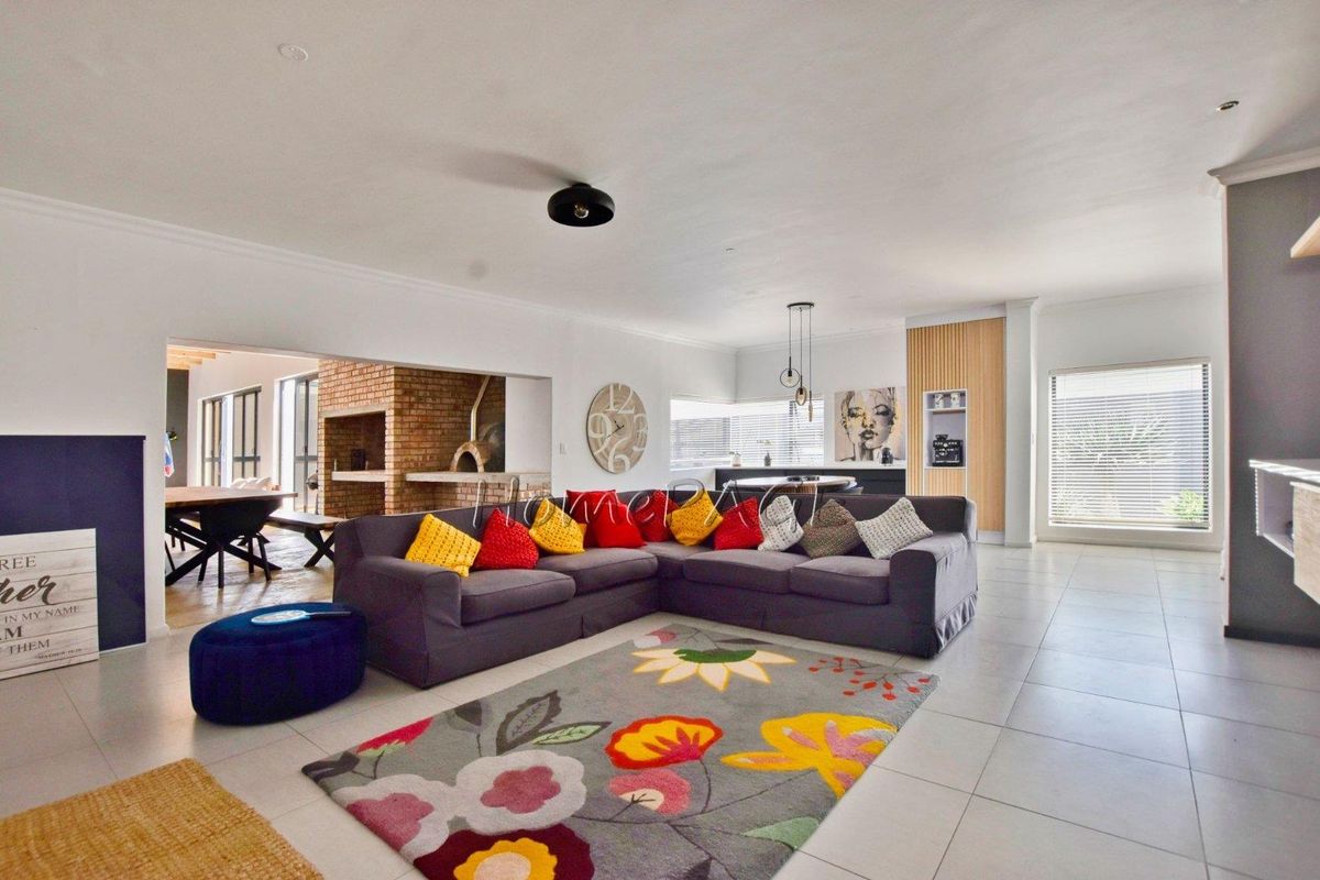 Fairway Estates, Walvis Bay:  5 Bedr Double Storey Contemporary Home is for Sale - Photo 5