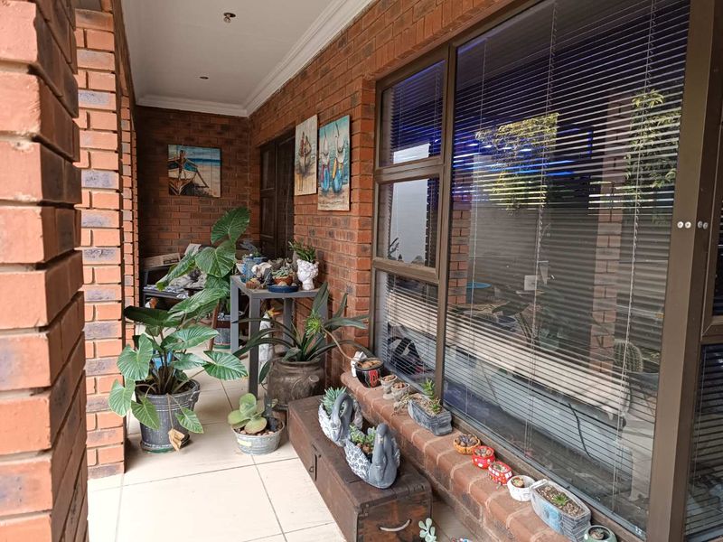 Family Home with Flat  and Off-Grid Features - Photo 2