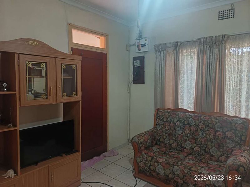 3 Bedroom family home with 13 back rooms For sale! - Photo 3