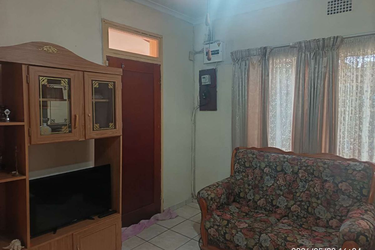 3 Bedroom family home with 13 back rooms For sale! - Photo 3