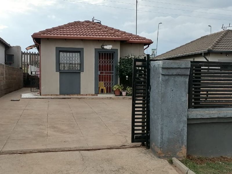 Clayville Ext 45 - 2 Bed 1 Bath R 850 000 - Photo 2