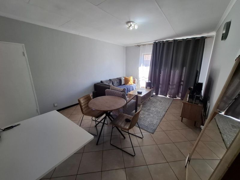 Move in ready 2 bedroom townhouse in secure complex - Photo 7