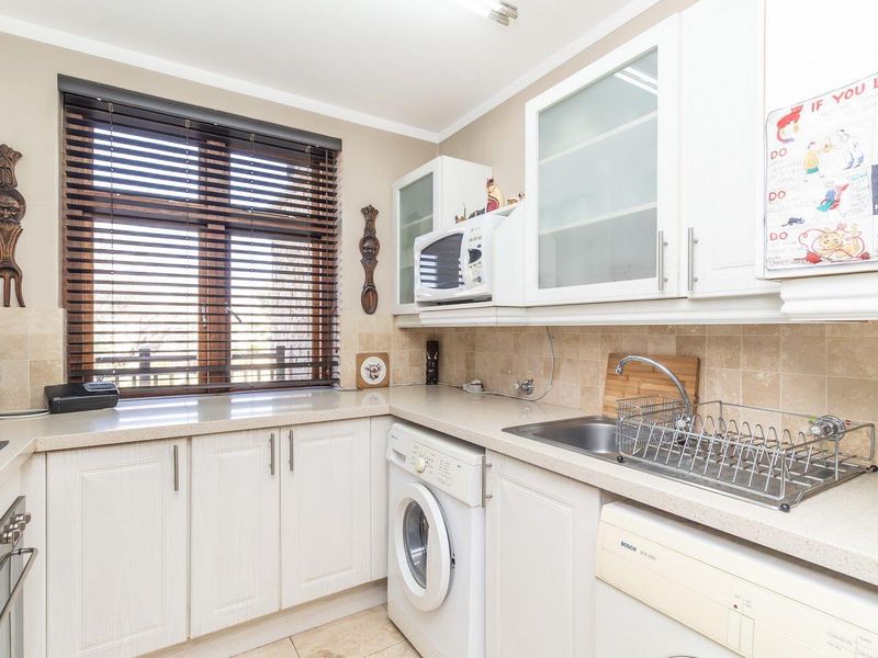 Stylish first floor apartment with expansive patio - Photo 5