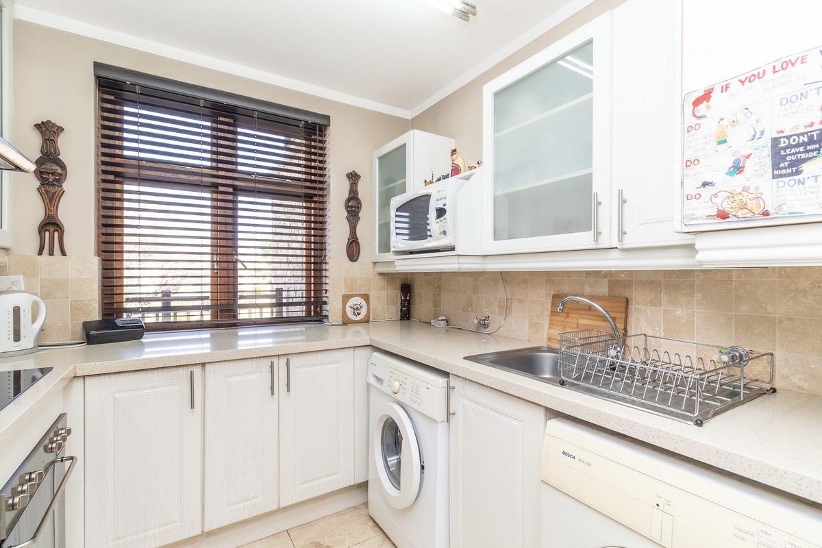 Stylish first floor apartment with expansive patio - Photo 5