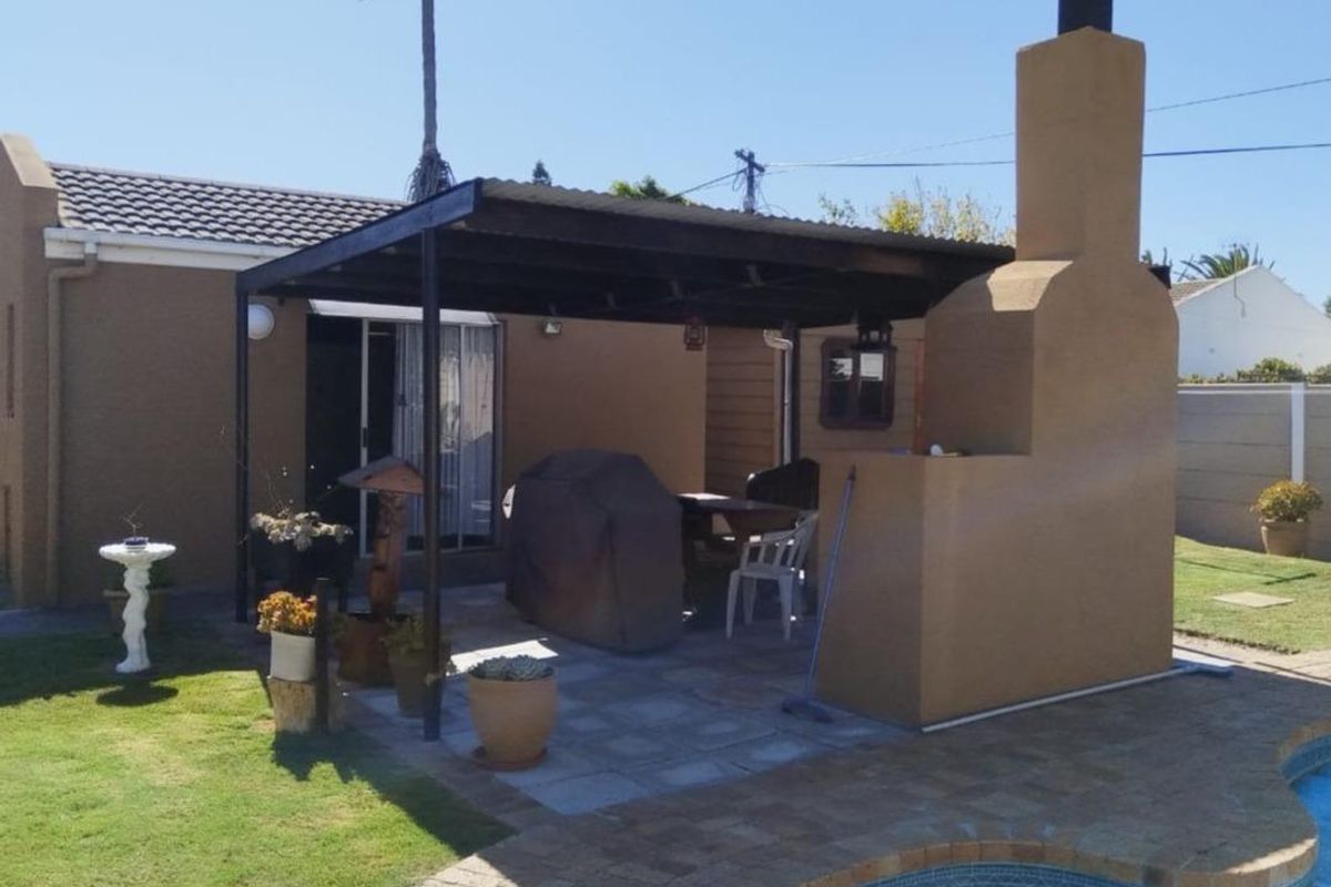 4 Bedroom House For Sale in Bothasig - Photo 5