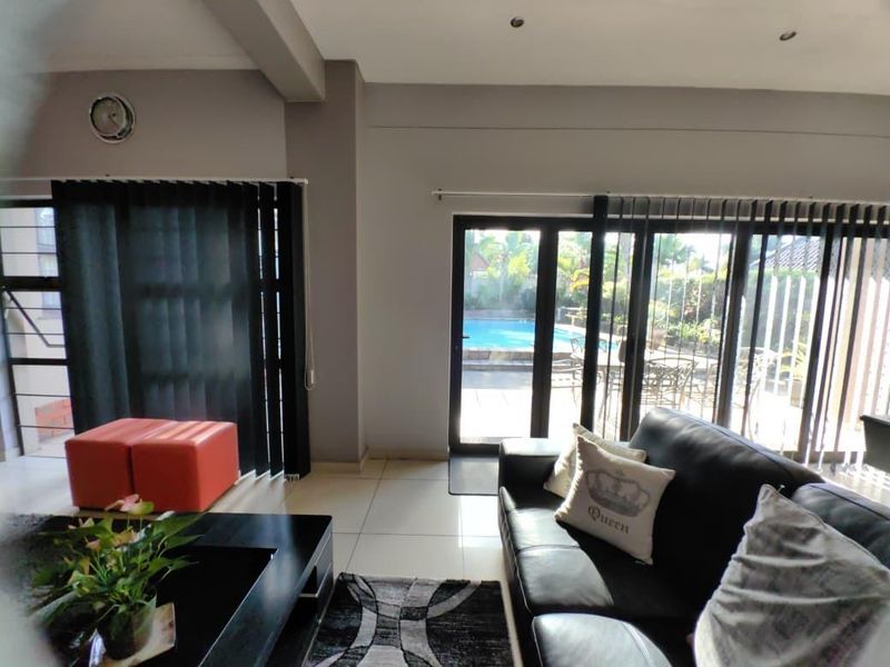 Grand Family Residence with Exceptional Entertainment Spaces in Veld En Vlei - Photo 6
