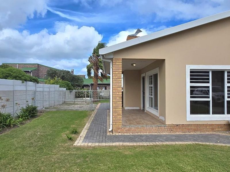 Charming Coastal Home in Franskraal – Walk to the Beach, Shops, and Live the Good Life - Photo 3