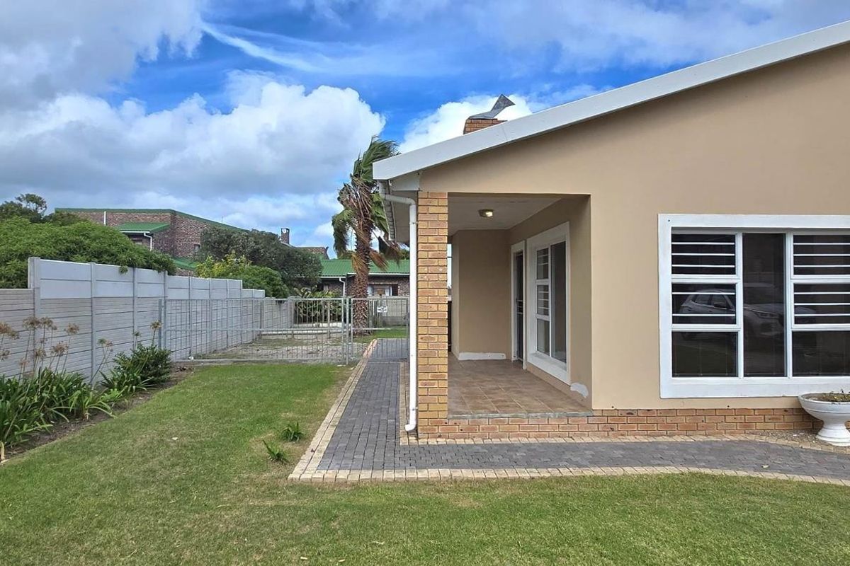 Charming Coastal Home in Franskraal – Walk to the Beach, Shops, and Live the Good Life - Photo 3