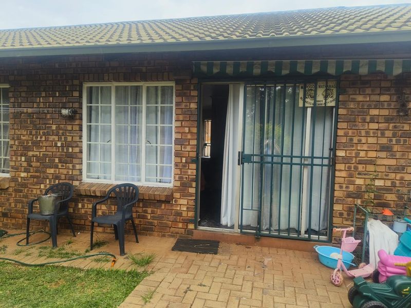 SPACIOUS 2 BED TOWNHOUSE IN WEAVINDPARK - Photo 2