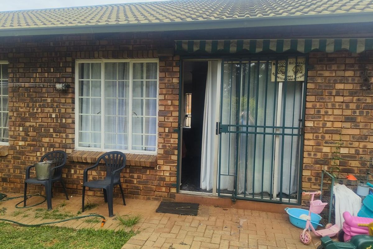 SPACIOUS 2 BED TOWNHOUSE IN WEAVINDPARK - Photo 2