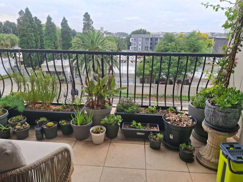 A GORGEOUS UNFURNISHED TWO BEDROOM DUPLEX - Photo 3