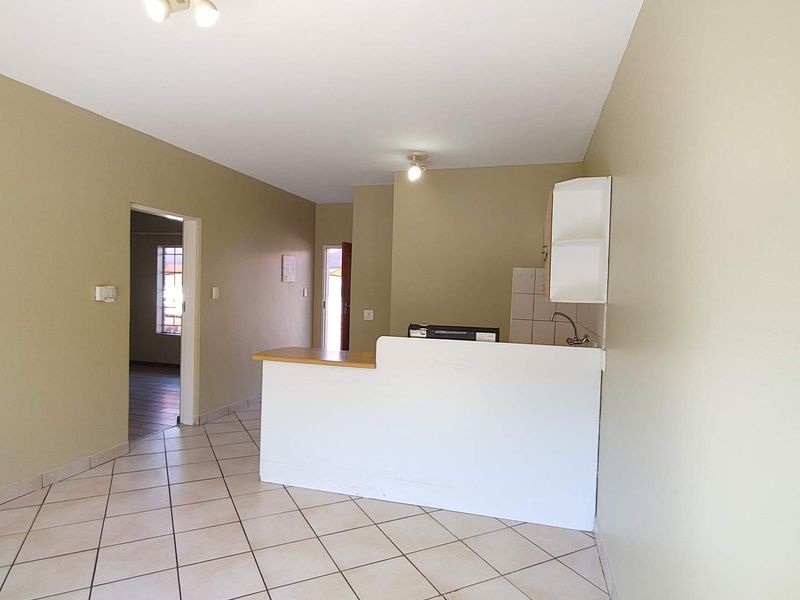 SPACIOUS 1 BEDR GROUNDFLOOR - Photo 5