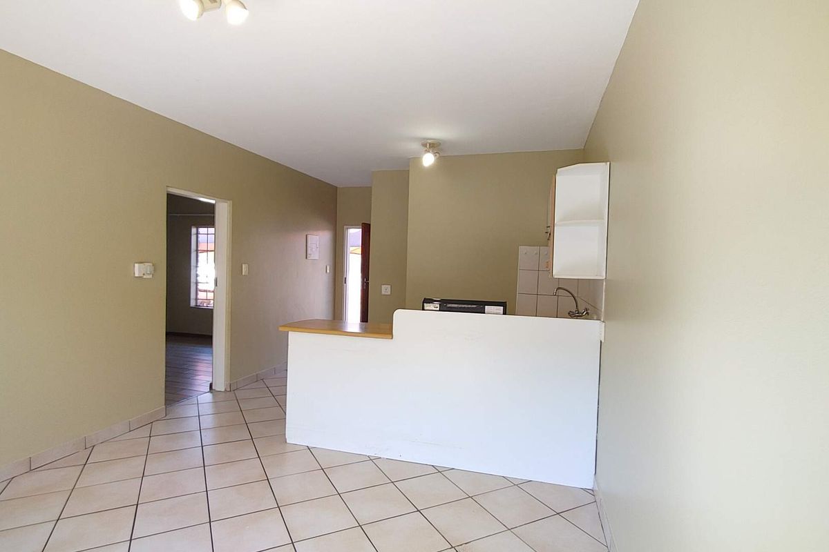 SPACIOUS 1 BEDR GROUNDFLOOR - Photo 5