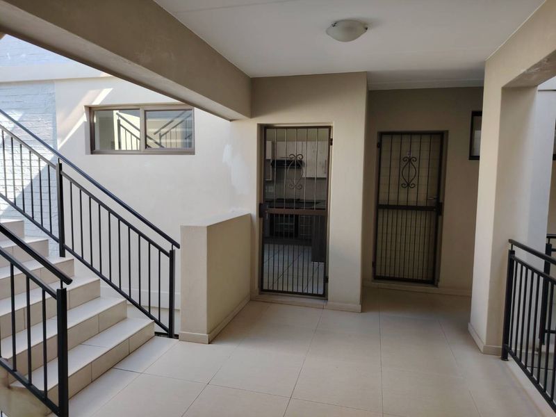 Town house in secure complex - Photo 2